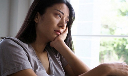 Biếu tiền tiêu Tết nhưng mẹ chồng nhất quyết không nhận, tối ấy nhìn tờ danh sách dài hơn sớ của bà, em tức nghẹn cổ