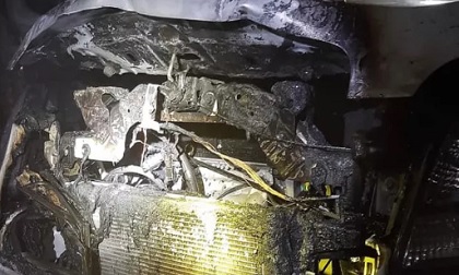 Xế hộp đang đậu trong sân nhà bất ngờ bốc cháy vào sáng mùng 1 Tết