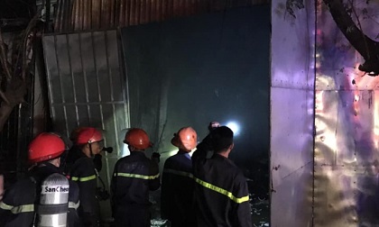 Kho hàng tạp hóa bùng cháy trong đêm mùng 2 Tết