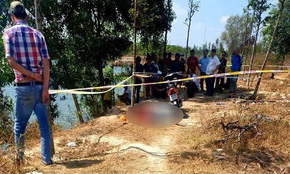Phát hiện thi thể nam thanh niên gục chết bất thường cạnh xe máy trong bãi đất trống