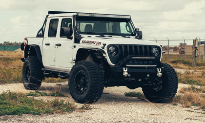 Jeep Gladiator độ động cơ siêu khủng Hellcat, thách thức mọi địa hình