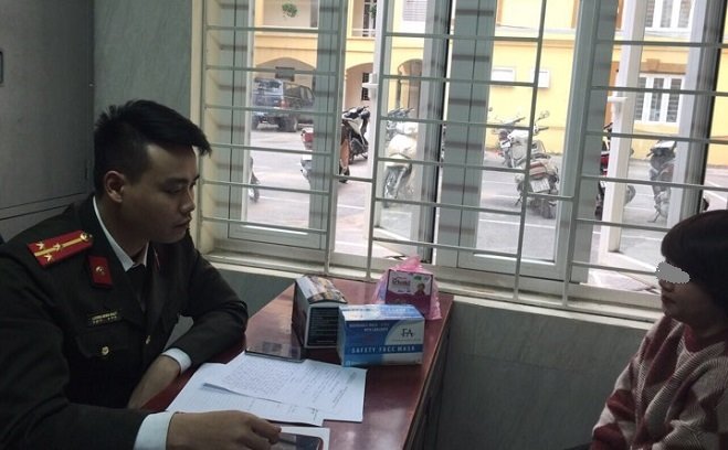 Công an lập biên bản xử lý trường hợp bán khẩu trang giá cao.