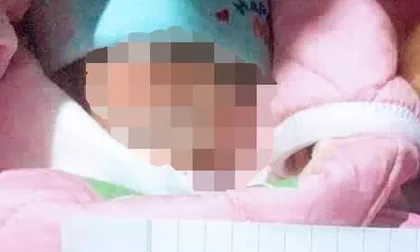 Bé sơ sinh bị bỏ rơi ở chùa bên cạnh bức thư nhờ nuôi giúp
