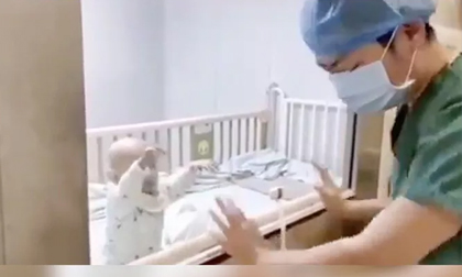 Nhói lòng cha bật khóc vì con nhiễm virus corona đòi bế