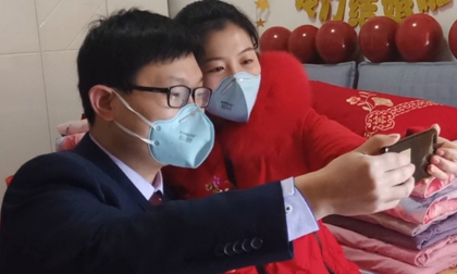 Đám cưới không một người khách, cô dâu chú rể bịt kín mặt vì corona