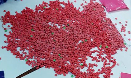 Bắt giữ đối tượng băng rừng vận chuyển 36.000 viên hồng phiến cùng 4kg ma túy đá