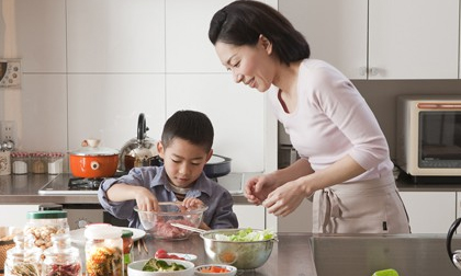Không cần dụ dỗ bằng điện thoại, trẻ vẫn tự giác 'ăn trun thút' nhờ được dạy những kỹ năng sau