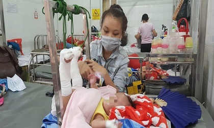 Bé trai 4 tháng tuổi nghi bị bố bạo hành gãy chân, xuất huyết não