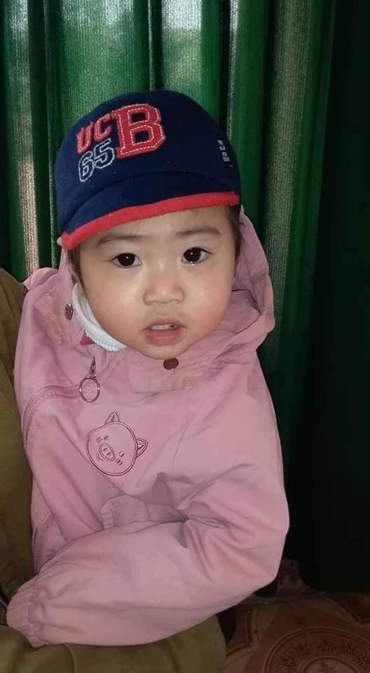 Bé gái hơn 1 tuổi bị bỏ rơi