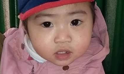 Bé gái hơn 1 tuổi bị bỏ rơi lúc rạng sáng ở sân nhà dân kèm lá thư ký tên ‘người mẹ không tốt’