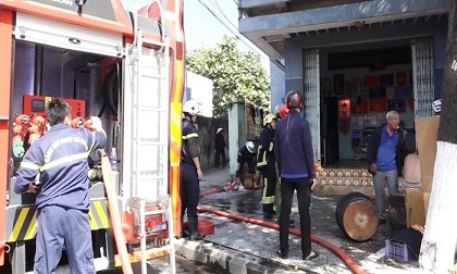 Nhậu say về, người đàn ông hút thuốc gây cháy nhà khiến con trai bị mắc kẹt trên tầng 2