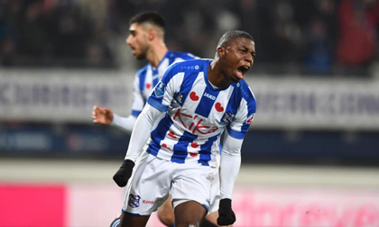 'Đối thủ trực tiếp' cứu Heerenveen 'như mơ', Văn Hậu nhận thêm thử thách lớn
