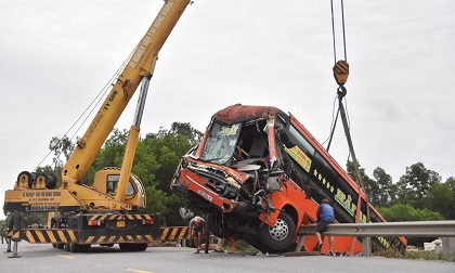 Tai nạn liên hoàn giữa xe đầu kéo và 2 xe khách, 6 người cấp cứu