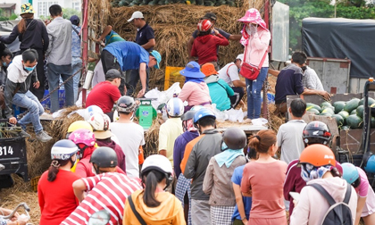 Xếp hàng mua dưa hấu, thanh long hỗ trợ nông dân ở TP.HCM