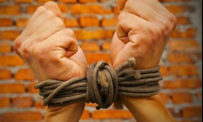 Giám đốc bị nhóm người bắt cóc, ép ra ngân hàng rút tiền