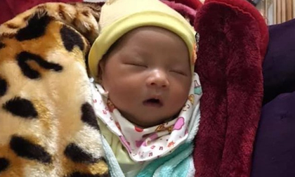 Bé gái kháu khỉnh mới sinh bị bỏ rơi gần cửa nhà thờ kèm tờ giấy ‘cháu trót dại không thể lo cho bé được’