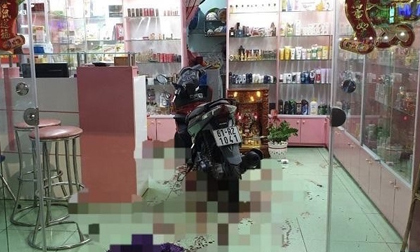 Truy tìm người đàn ông chém nữ chủ tiệm mỹ phẩm nguy kịch