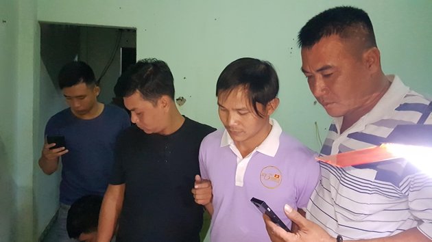 Đối tượng Hồ Thanh Ngân (áo tím) bị cơ quan chức năng ra lệnh bắt khẩn cấp