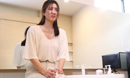 Ly hôn xong, chồng cũ gọi tôi ra quán cà phê, đưa cho tôi một chiếc thẻ ngân hàng và nói như đang trăng trối khiến tôi chết điếng