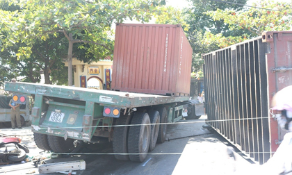 Kinh hoàng xe container nổ bánh mất lái kéo lê 5 xe máy, nhiều người bị thương