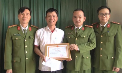 Tài xế xích lô lao mình xuống sông cứu người mẹ ôm con nhỏ tự tử