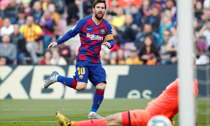 Messi ghi 4 bàn đưa Barca lên ngôi đầu La Liga