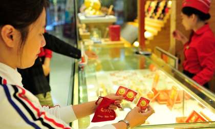 Giá vàng hôm nay 26/2: Vàng SJC, vàng 9999 chìm trong suy thoái, giảm gần 1 triệu đồng/lượng