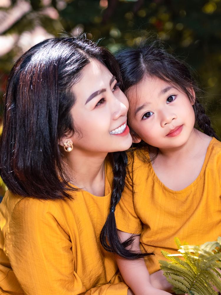 Mai Phương và con gái Lavie.