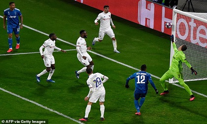 Ronaldo “tịt ngòi”, Juventus thua sốc trước Lyon trên đất Pháp