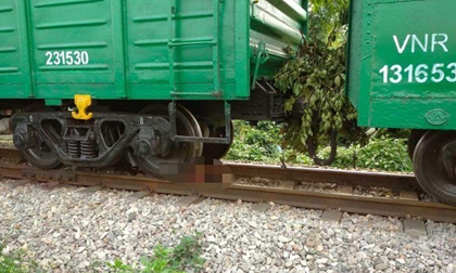 Hà Nội: Đột ngột băng qua đường sắt, cô gái bị tàu đâm đứt lìa 1 tay, 1 chân