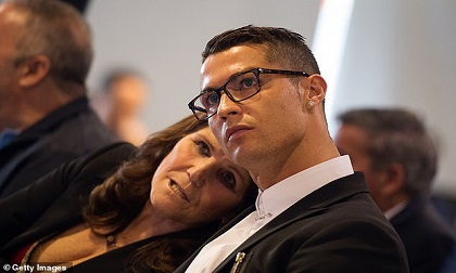 Sốc: Mẹ Ronaldo phải nhập viện khẩn cấp sau cơn đột quỵ