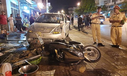 Nhiều thực khách bỏ chạy khi xe ben gây tai nạn liên hoàn