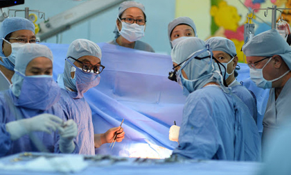 Tâm thư xúc động của mẹ bác sĩ gửi con trai kể về ca phẫu thuật cho bệnh nhân tai nạn vì uống rượu