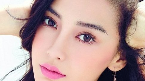 Phụ nữ mắt dài sâu số thông minh giàu có