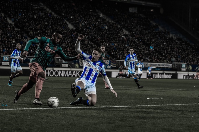 Van Hau ngoi tren khan dai nhin dong doi thua 1-3 truoc Ajax hinh anh 1 sc.jpg