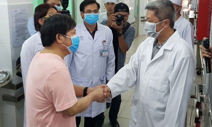 Bác sĩ chữa khỏi Covid-19 cho hai bệnh nhân Trung Quốc chỉ cách có thể loại bỏ virus khi lỡ hít phải