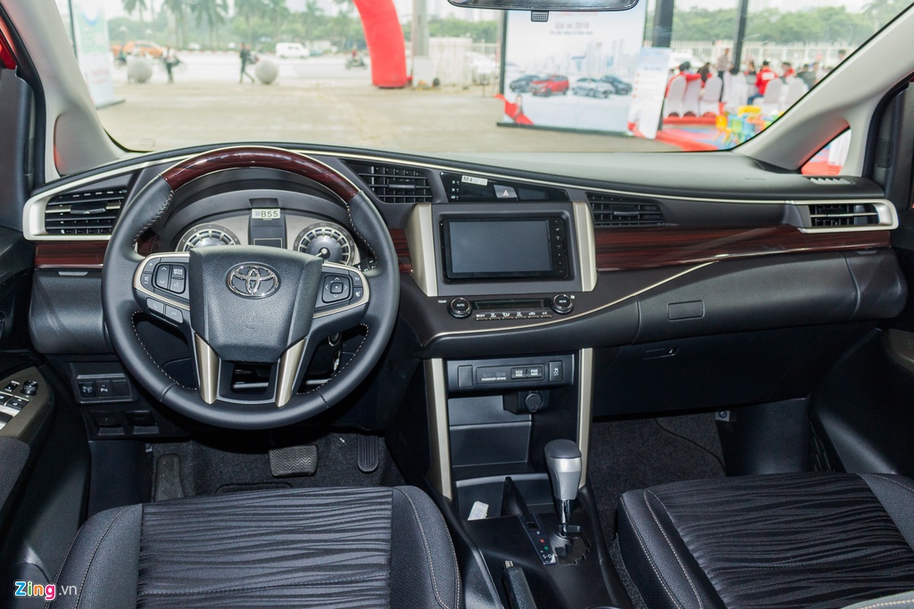 Nhung lua chon xe 7 cho dang chu y gia duoi 1 ty dong hinh anh 5 innova_venturer_zing_2.jpg