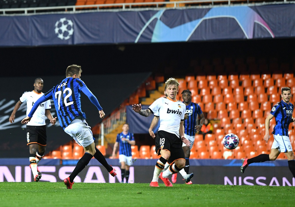 Atalanta viet tiep chuyen co tich o Champions League voi thang loi 8-4 hinh anh 7 2020_03_10T215342Z_2009691366_RC29HF9NCNNF_RTRMADP_3_SOCCER_CHAMPIONS_VAL_ATT_REPORT.JPG