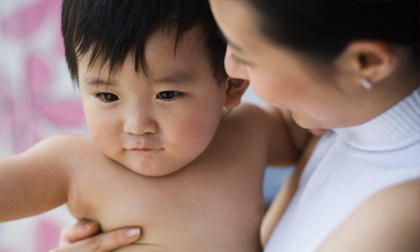 Cắn răng gửi con cho mẹ chồng để đi làm, sau một tháng trở về thăm con, tôi không ngờ mình lại lĩnh hậu quả đau điếng đến thần người