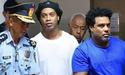'Ronaldinho ngồi một chỗ trong tù và từ chối ăn sáng'