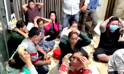 Phá sòng bạc ở TP.HCM, thu giữ 2 khẩu súng