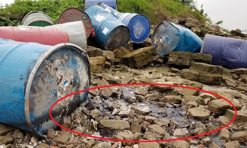 Truy tìm đối tượng đổ cả chục thùng nghi chứa chất độc hại xuống sông Hồng