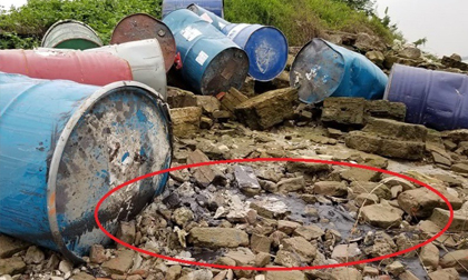 Truy tìm đối tượng đổ cả chục thùng nghi chứa chất độc hại xuống sông Hồng