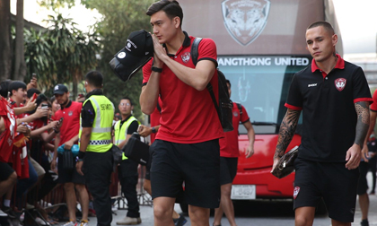 Văn Lâm mất suất bắt chính ở Muangthong United: Nên bước tiếp hay dừng lại?
