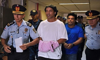 Ronaldinho đi tù và dấu chấm hết cho ngày trở về Barca