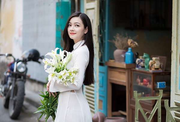 thieu-nu-xu-thanh-duyen-dang-ao-dai-tren-pho-sai-gon-5