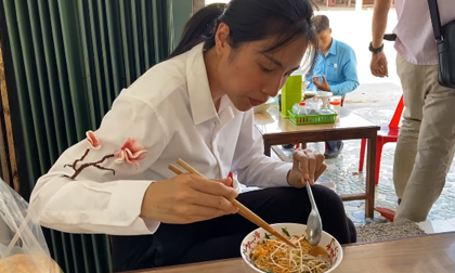 Đằng sau 11 tỷ Thuỷ Tiên huy động đóng góp cứu trợ miền Tây là hình ảnh ăn vội mì khiến bao người xúc động