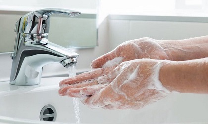 Rửa tay liên tục để phòng chống Covid-19, liệu có cần phải tháo bỏ nhẫn cưới hoặc các đồ trang sức khác?