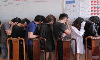 11 thanh niên thuê khách sạn mở tiệc ma túy
