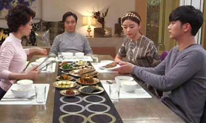 Ra mắt gia đình bạn trai, mẹ anh nhìn tôi một hồi rồi đưa ra điều kiện kết hôn khiến tôi ngỡ ngàng, bấn loạn